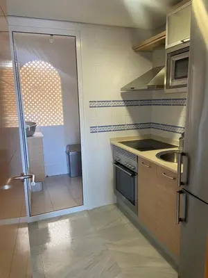 Una cocina o zona de cocina en Moderno apto con vistas al puerto, aire acondicionado,wifi,piscina,fácil aparcamiento