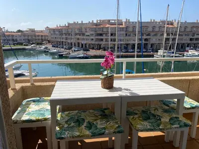 Un balcón o terraza de Moderno apto con vistas al puerto, aire acondicionado,wifi,piscina,fácil aparcamiento