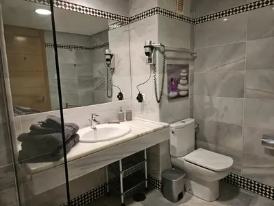 Un baño de Moderno apto con vistas al puerto, aire acondicionado,wifi,piscina,fácil aparcamiento
