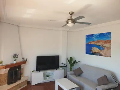 Una televisión o centro de entretenimiento en Apartamentos La Calilla Cabo de Gata