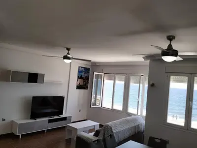 Una televisión o centro de entretenimiento en Apartamentos La Calilla Cabo de Gata