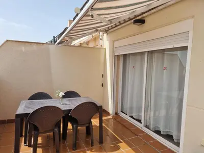 Un balcón o terraza de 2 bedroomed, penthouse Apartment with sea and mountain views