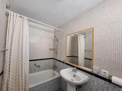 Un baño de 2 bedroomed, penthouse Apartment with sea and mountain views