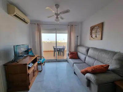 Una televisión o centro de entretenimiento en 2 bedroomed, penthouse Apartment with sea and mountain views