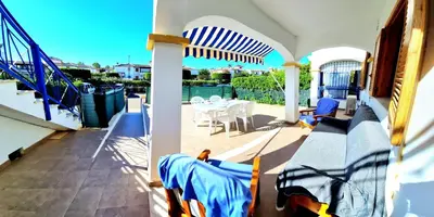 Un balcón o terraza de Apartamento bajo VERAMAR 2 2ª línea 500 m de la playa