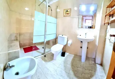 Un baño de Apartamento bajo VERAMAR 2 2ª línea 500 m de la playa