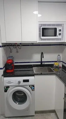 Una cocina o zona de cocina en TrendyHomes Retamar - Vistas al mar, playa a 1 min, golf