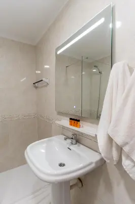 Un baño de TrendyHomes Retamar - Vistas al mar, playa a 1 min, golf