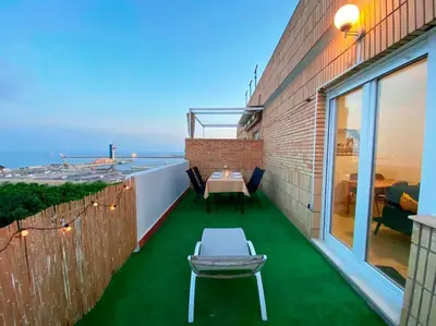 Un balcón o terraza de Luminoso ático con vistas al mar