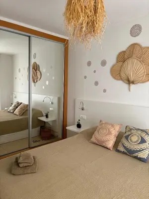 Cama o camas de una habitación en Bajo con jardín a pie de playa y piscina comunitaria con jacuzzi