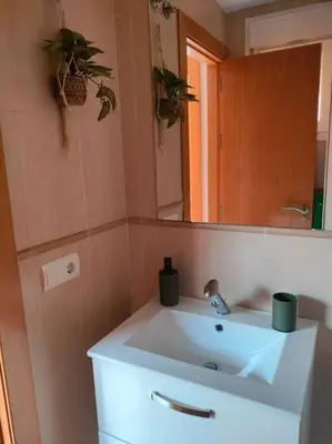Un baño de Bajo con jardín a pie de playa y piscina comunitaria con jacuzzi