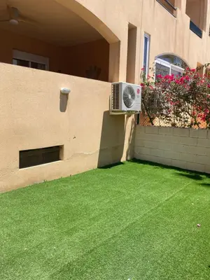 Jardín al aire libre en Bajo con jardín a pie de playa y piscina comunitaria con jacuzzi