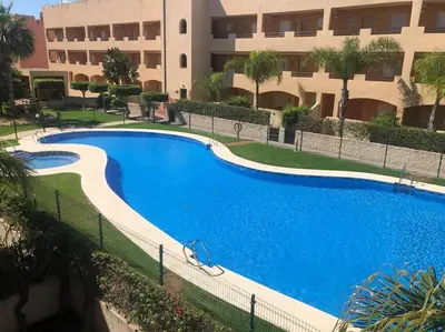 Piscina en o cerca de Bajo con jardín a pie de playa y piscina comunitaria con jacuzzi