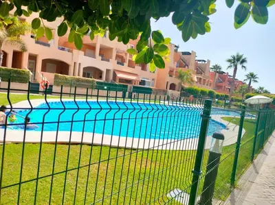 Piscina en o cerca de Bajo con jardín a pie de playa y piscina comunitaria con jacuzzi