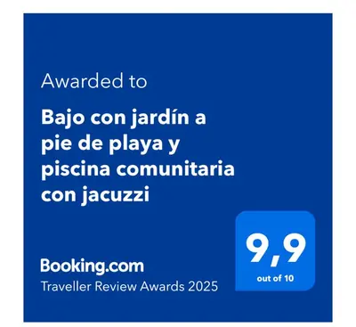 Certificado, premio, señal o documento que está expuesto en Bajo con jardín a pie de playa y piscina comunitaria con jacuzzi