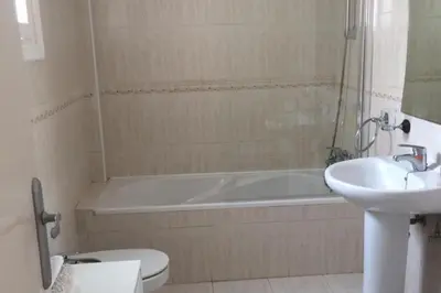 Un baño de Seaview Balcony - 3 Bedroom Apartment Sleeps 6