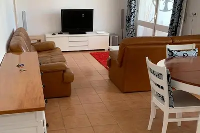 Una televisión o centro de entretenimiento en Seaview Balcony - 3 Bedroom Apartment Sleeps 6