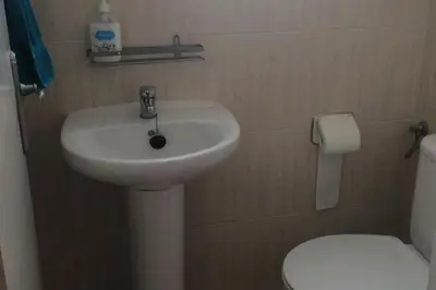 Un baño de Seaview Balcony - 3 Bedroom Apartment Sleeps 6