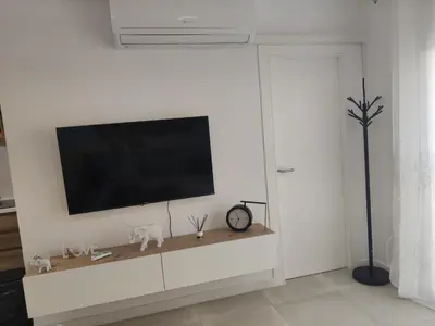Una televisión o centro de entretenimiento en SUDAMERICA38