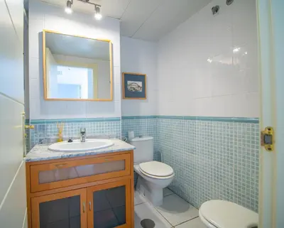 Un baño de Atico Junto al Mar Jardines de Nuevo Vera Acceso directo a la playa WIFI