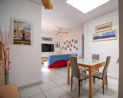 Una televisión o centro de entretenimiento en Atico Junto al Mar Jardines de Nuevo Vera Acceso directo a la playa WIFI