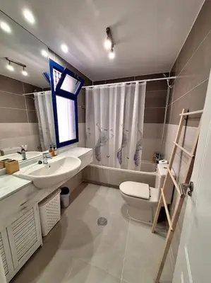 Un baño de Sea view cozy apartment La Tanita