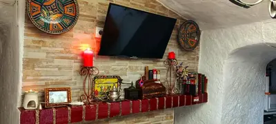 Una televisión o centro de entretenimiento en Cueva La Loli