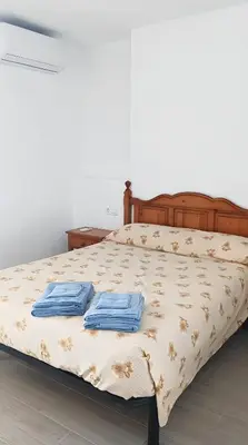 Cama o camas de una habitación en Apartamento reformado con piscina y vistas