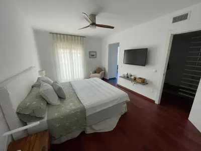 Una televisión o centro de entretenimiento en Tokyo Rooms (El Playazo) - Habitación PREMIUM con baño privado