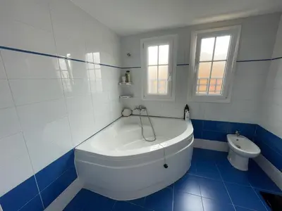 Un baño de Tokyo Rooms (El Playazo) - Habitación PREMIUM con baño privado