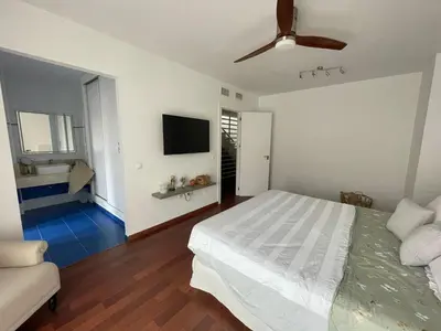 Cama o camas de una habitación en Tokyo Rooms (El Playazo) - Habitación PREMIUM con baño privado