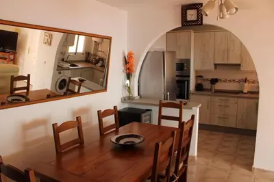 Una cocina o zona de cocina en Great sea view, pool & parking