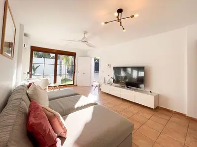Una televisión o centro de entretenimiento en Chalet con Piscina privada y Suite de lujo