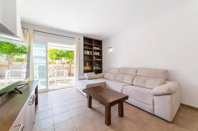 Zona de estar de Trendy Homes Toyo Golf