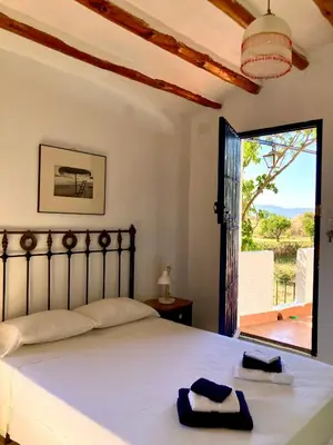 Cama o camas de una habitación en Cortijo de la Fuente con vistas impresionantes, piscina privada y playas a 20 minutos