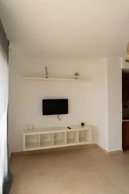 Una televisión o centro de entretenimiento en Suite La Envía Golf