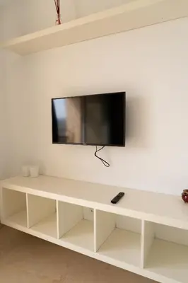 Una televisión o centro de entretenimiento en Suite La Envía Golf