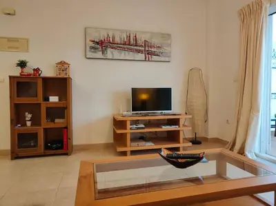 Una televisión o centro de entretenimiento en Spacious and luxurious apartment