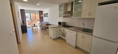 Una cocina o zona de cocina en Homes of Spain, Apartamentos Paraiso Vera Playa, Ed Tahiti, Atico B de 2 dormitorios con piscina privada en solárium y barbacoa, pie de playa