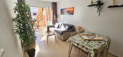 Zona de estar de Homes of Spain, Apartamentos Paraiso Vera Playa, Ed Tahiti, Atico H de 2 dormitorios con piscina privada en solárium y barbacoa, pie de playa, WIFI