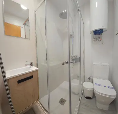 Un baño de Homes of Spain, Apartamentos Paraiso Vera Playa, Ed Tahiti, Atico H de 2 dormitorios con piscina privada en solárium y barbacoa, pie de playa, WIFI