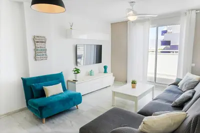 Una televisión o centro de entretenimiento en Bonito apartamento ideal para familias con piscina en Roquetas