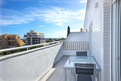 Un balcón o terraza de Bonito apartamento ideal para familias con piscina en Roquetas