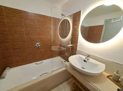 Un baño de The Retreat, Valle del Este Modern Apartment