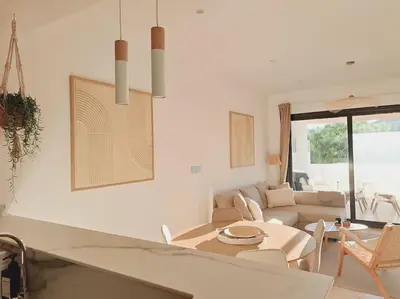 Zona de estar de The Retreat, Valle del Este Modern Apartment