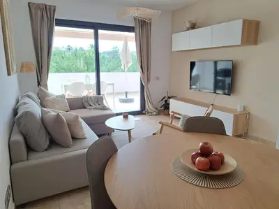 Zona de estar de The Retreat, Valle del Este Modern Apartment