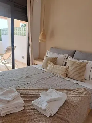 Cama o camas de una habitación en The Retreat, Valle del Este Modern Apartment