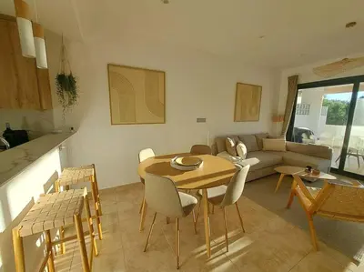Zona de estar de The Retreat, Valle del Este Modern Apartment
