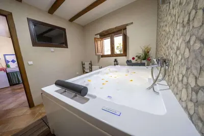 Una televisión o centro de entretenimiento en romantic house for 2 or 4 people with jacuzzi