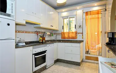 Una cocina o zona de cocina en Stunning Home In Pulpí